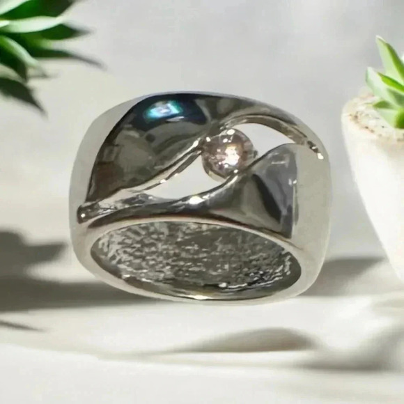 🇨🇦🆕5th Avenue
Swarovski Pink Quartz Crystal Solitaire - Picture 6 of 12